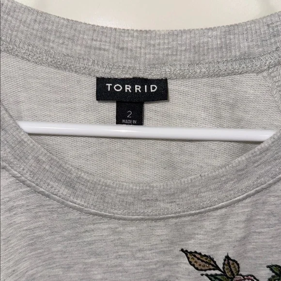Torrid Sweatshirt Womens Sz 2 Gray Skull Floral Crewneck Jumper Soft Knit Grunge - Picture 2 of 8